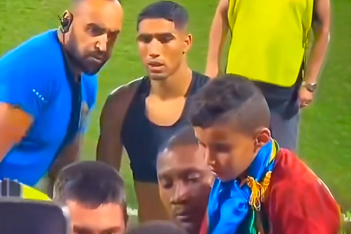Jeune marocain se faisant arracher son drapeau amazigh